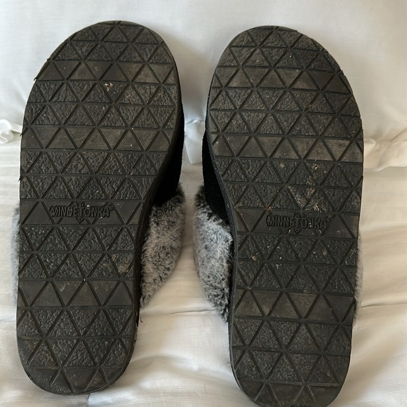 Comfy Minnetonka Slippers - 10 - Picture 5 of 10